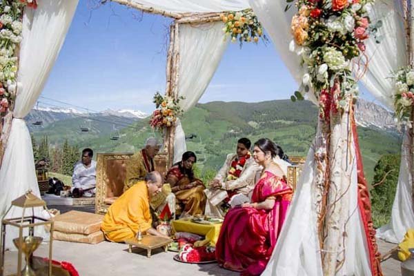 Desert Wedding
An exclusive, passionate, romantic, and exquisite atmosphere can only be found at a desert wedding.
It's a chic and original idea to get married in the desert.